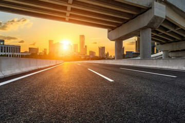 形容全力以赴的成语